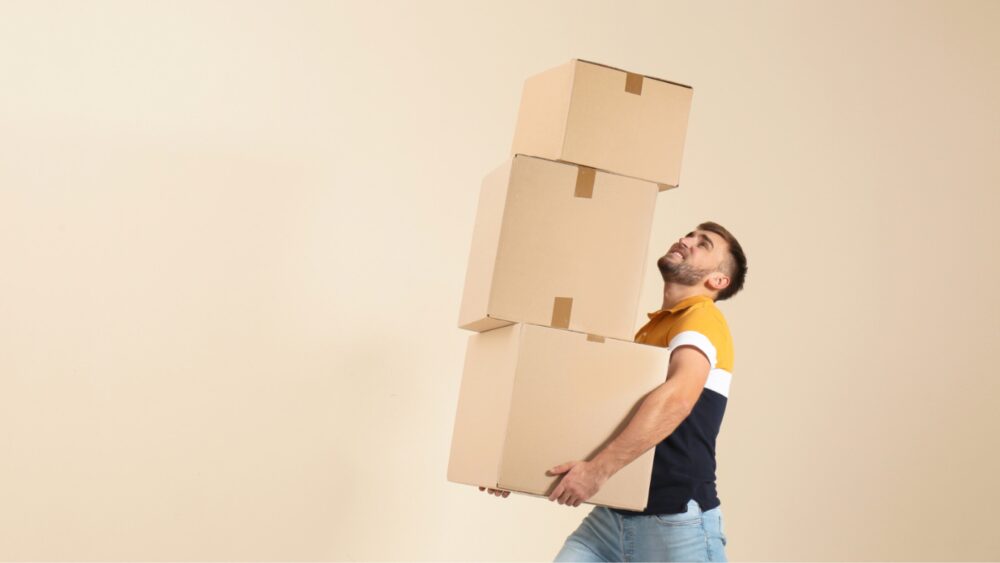 Mann beim Heben eines Pakets