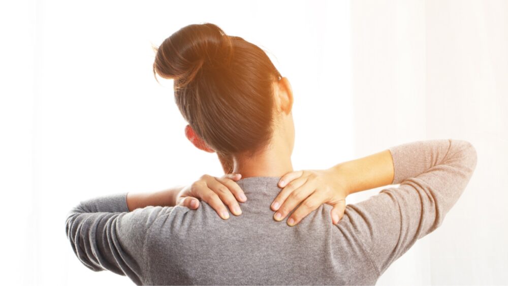 Schmerzen in den Schultern einer Frau