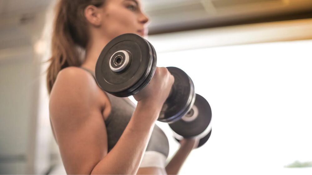 Frau, die Sport macht
