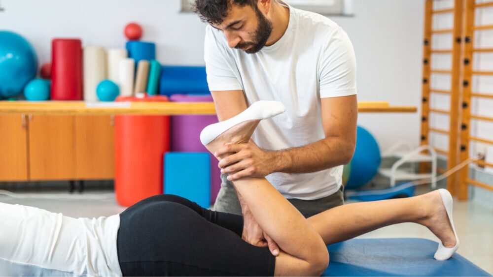 Therapeut macht Übung mit Patient