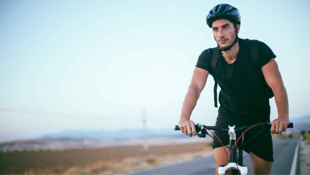 Mann beim Fahrrad fahren