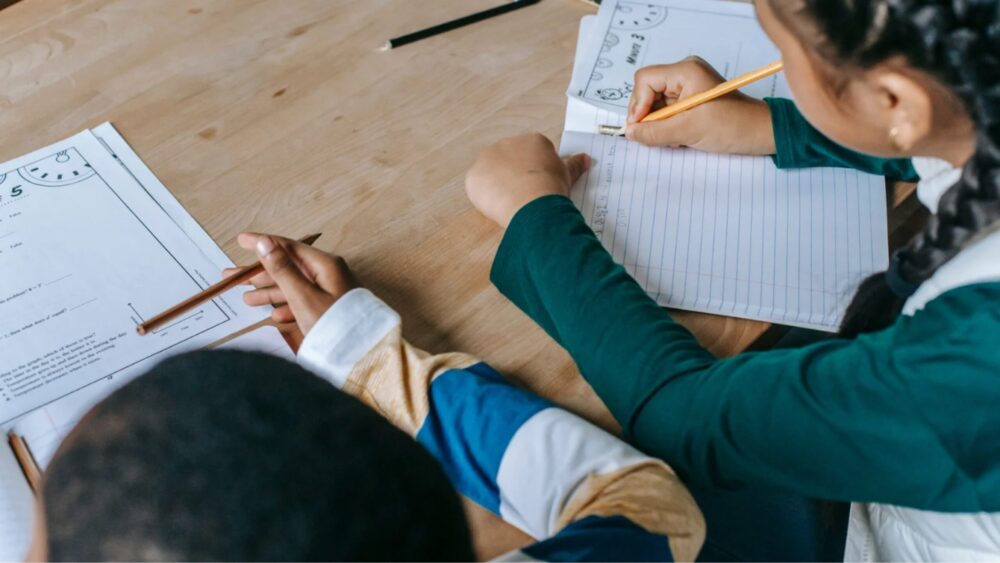 Kinder, die ihre Hausaufgaben erledigen