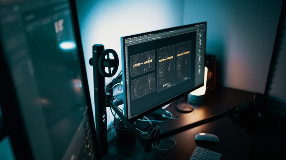 Computerbildschirm, der im dunklem Raum steht