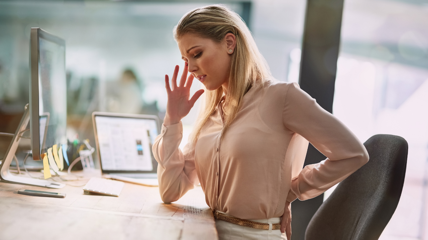 Mann sitzt im Büro im Bürostuhl