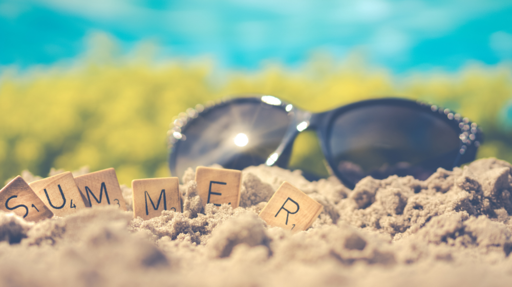 Sonnenbrille liegt im Sand